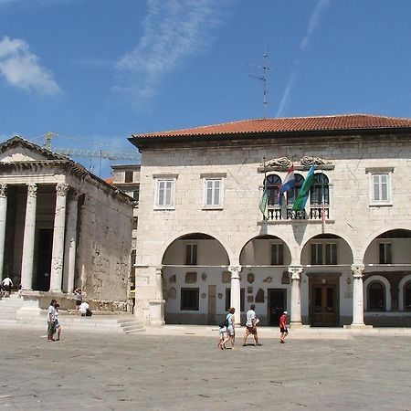 Apartment Heart Of Old Town Pula Exterior foto