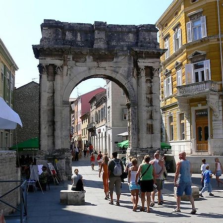 Apartment Heart Of Old Town Pula Exterior foto