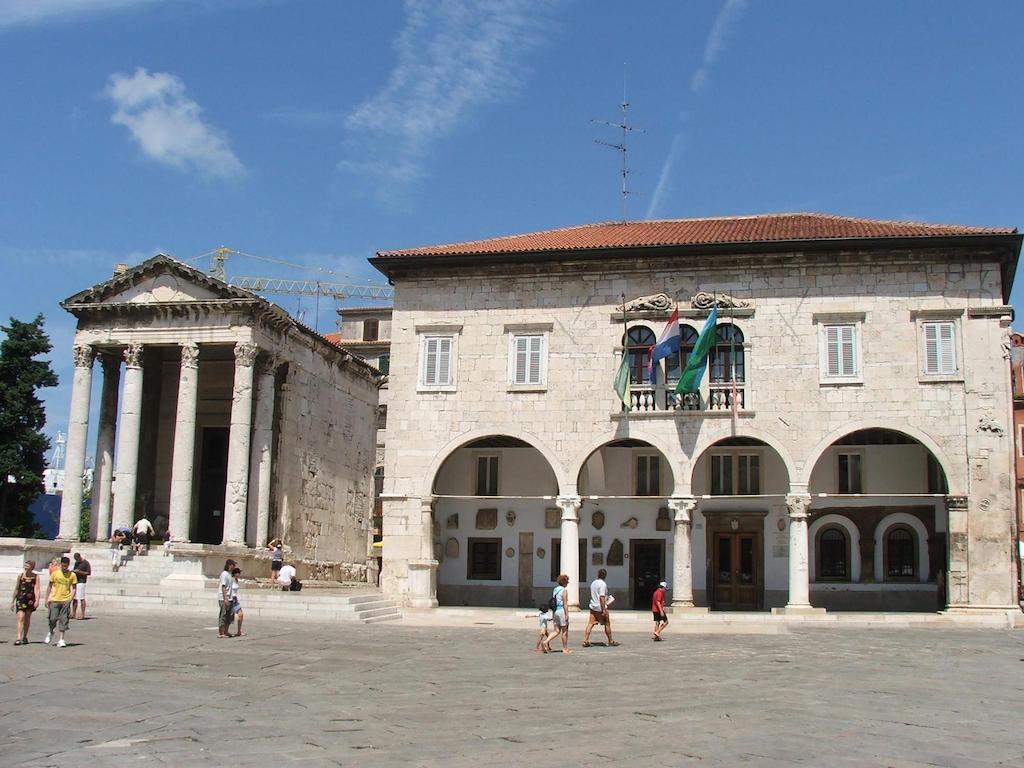 Apartment Heart Of Old Town Pula Exterior foto