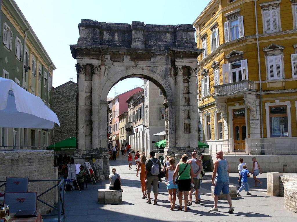 Apartment Heart Of Old Town Pula Exterior foto